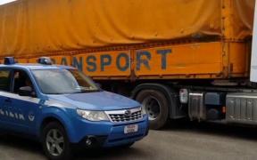Un şofer român de TIR a fost prins în Italia cu magnetul pe camion