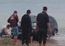 Un BMW a intrat pe plaja din Vama Veche şi a fost aproape să fie luat de valuri (video)