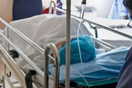 Asistentă de pe Ambulanţă lovită în gură, cu piciorul, de un pacient. Femeia s-a lovit cu capul de asfalt, transportată la spital