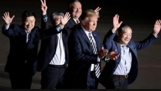 Donald Trump i-a întâmpinat la aeroport pe cei trei americani care au fost prizonieri în Coreea de Nord