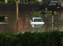 O femeie a rămas blocată într-o maşină scufundată în mijlocul unui sens giratoriu din Techirghiol