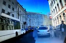 Un bătrân de 85 de ani tâlhărit într-un autobuz din Bucureşti de trei borfaşi