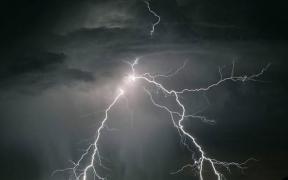 Alerte meteo de vreme severă imediată! Furtuni, ploi torenţiale şi grindină în mai multe județe