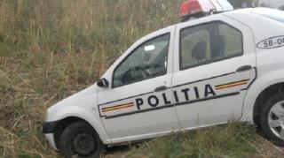 Un polițist din Huedin s-a urcat beat la volanul mașinii de serviciu, a intrat cu ea într-un cap de pod, după care a plecat acasă