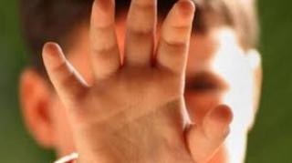 O nouă oroare în România! Un băieţel de numai 2 ani fost batjocorit într-un sat din Prahova. Principalul suspect este un tânăr de 23 de ani