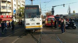 Accident teribil în Bucureşti! O tânără, prinsă sub roţile unui tramvai pe bulevardul Constantin Brâncoveanu. I-au fost secţionate ambele picoare