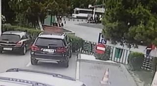 Momentul în care tânăra este călcată de tramvai, în Bucureşti, surprins de camerele de supraveghere. Fetei i-au fost secţionate ambele picioare