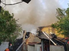 Incendiu puternic la o casă din Bucureşti, o persoană a fost scoasă din flăcări şi dusă la Floreasca