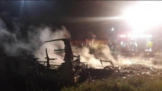 Incendiul a distrus 3 rulote