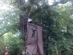 Acuzații grave după ce un băiat de 10 ani a căzut de la 8 metri înălţime, într-un parc din Craiova. Tiroliana era lipită cu bandă adezivă