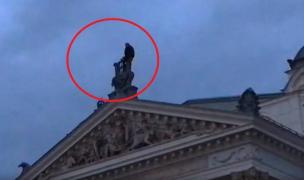 Scenă halucinantă la Teatrului Naţional din Iaşi. Un fost deţinut ameninţă din nou că se aruncă de pe acoperiş: 'Sunt disperat de viaţă'