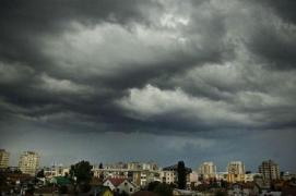 Ploi torenţiale, vijelii şi grindină în aproape toată ţara, de la ora 12.00. ANM a actualizat prognoza meteo