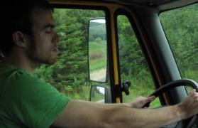 Un şofer de TIR din trei recunoaşte că l-a luat somnul la volan, de oboseală, cel puţin o dată