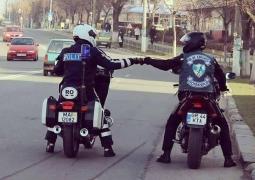 Ştiţi ce manevră urmează să facă un motociclist sau un biciclist care îşi balansează braţul drept în plan vertical?