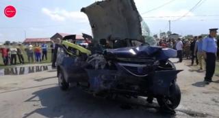 Primele imagini de la accidentul de taxi mortal de la Redea! Maşina s-a făcut praf după impactul devastator cu un stâlp (Video)