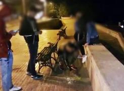 Tineri cu maşini de fiţe şi domnişoare elegante, puşi să măture munţii de coji de seminţe