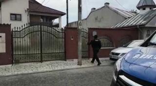 Primele imagini de la Operațiunea "Ziua Z"! Procurorii DIICOT au descins la palatele clanului Ghenosu. Membrii grupării, luaţi pe sus de mascaţi