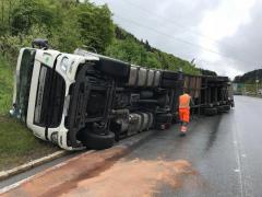 Un şofer român a adormit la volan şi s-a răsturnat cu camionul
