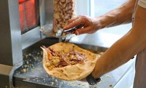 38 de ieşeni sunt internaţi în spital, după ce au mâncat shaorma de la acelaşi fast food din oraş