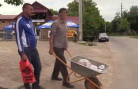 Un ieşean s-a dus cu o roabă de bani la Primărie, să plătească o amendă