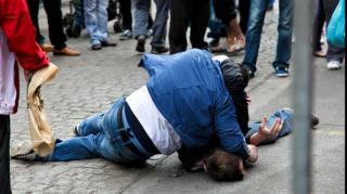 Tânăr bătut măr de trecători la Focşani, după ce a jefuit un copil pe stradă