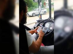 Şoferul unui autobuz RATB, filmat când se joacă pe telefon în timpul unei curse (Video)