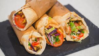 Peste 100 de tineri au fost infectaţi cu Salmonella la o shaormerie din Iaşi