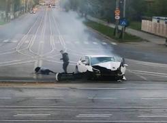 Accident violent într-o intersecţie din Iaşi, surprins de camerele de supraveghere