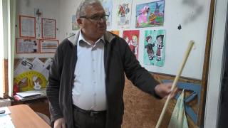 Oroare la Bistriţa. O fetiţă de clasa 4-a a fost bătută de învăţător până a făcut pe ea Câteodată, ce să facem (Video)