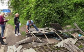 Accident nefericit la Dej! Patru fraţi cu vârste între 4 luni şi 6 ani au ajuns la spital, după ce structura unei staţii de autobuz s-a prăbușit peste ei (Video)