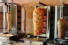 Un copil din București a murit, iar părinții săi au orbit după ce au mâncat shaorma otrăvitoare