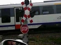 Moartea pândeşte la trecerile la nivel cu calea ferată: 'Semnalele acustice şi luminoase nu funcţionează deloc'