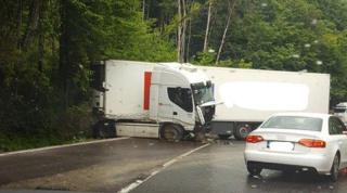 Un TIR a derapat în pantă, pe DN 7, și s-a izbit violent de o mașină în care se aflau patru persoane. Doi copii au ajuns la spital