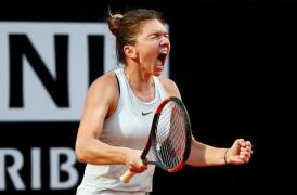 Simona Halep se bucură de victorie