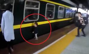 Imagini de infarct: O fetiţă de 2 ani cade între peron şi trenul care urma să plece din staţie! Copila este salvată în ultimul moment