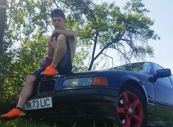 Un tânăr și-a ucis un prieten după ce a trecut, din greșeală, cu mașina peste el