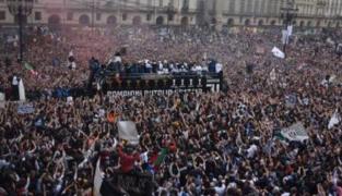 Fani Juventus răniţi la parada după câştigarea campionatului Italiei. Camionul lor s-a prins în cablurile de curent de la tramvaie