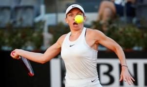 Simona Halep se pregătește să returneze mingea în teren