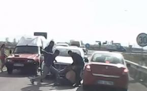 Imagini şocante pe Centura Braşovului. Un şofer e snopit de alţi trei bărbaţi, în urma unui incident în trafic