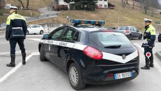 Un român din Italia a terorizat un pensionar după ce i-a clonat plăcuţele de înmatriculare de la maşină