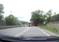 Un TIR a fost la un pas să producă o tragedie, la Frasin, în Suceava. Depăşire dementă, într-o curbă