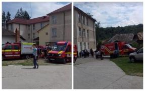 Intervenție de urgență cu 15 ambulanțe la o școală din Bacău. Zeci de copii, transportați la spital cu simptome de toxiinfecție alimentară, după ce au mâncat sandvișuri (Video)