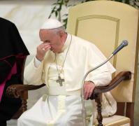 Papa Francisc i-a spus unui bărbat gay că Dumnezeu l-a făcut aşa şi că nu trebuie să se simtă vinovat de orientarea sa sexuală