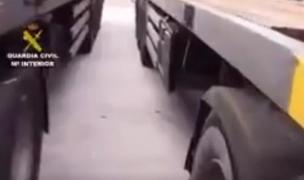 Un şofer român a fost arestat în Spania şi riscă ani grei de închisoare, după ce poliţiştii au descoperit un fund fals în camionul pe care acesta îl conducea (video)