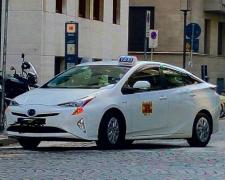 O româncă a fost aruncată din maşină de un taximetrist, la Milano, după ce a fost batjocorită şi jefuită de acesta