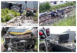 Un camion a fost făcut praf de un tren, în Germania. TIR-ul a rămas blocat pe linii, între bariere