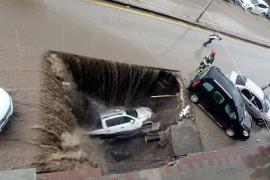 Maşină căzută în craterul format în asfalt, în timpul unei furtuni în Turcia