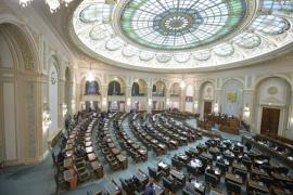 Proiectul de lege prin care cel care ia mită în numele altei persoane va scăpa de închisoare, adoptat tacit de Senat