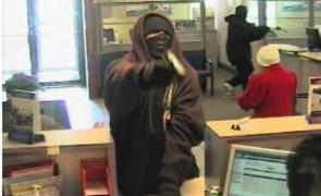 Doi bărbaţi mascaţi şi înarmaţi au intrat într-o bancă din Baia Mare şi au furat un miliard de lei