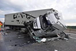 Un şofer român care se odihnea în cabină pe o autostradă din Germania a fost trezit violent de un TIR care s-a izbit de camionul lui